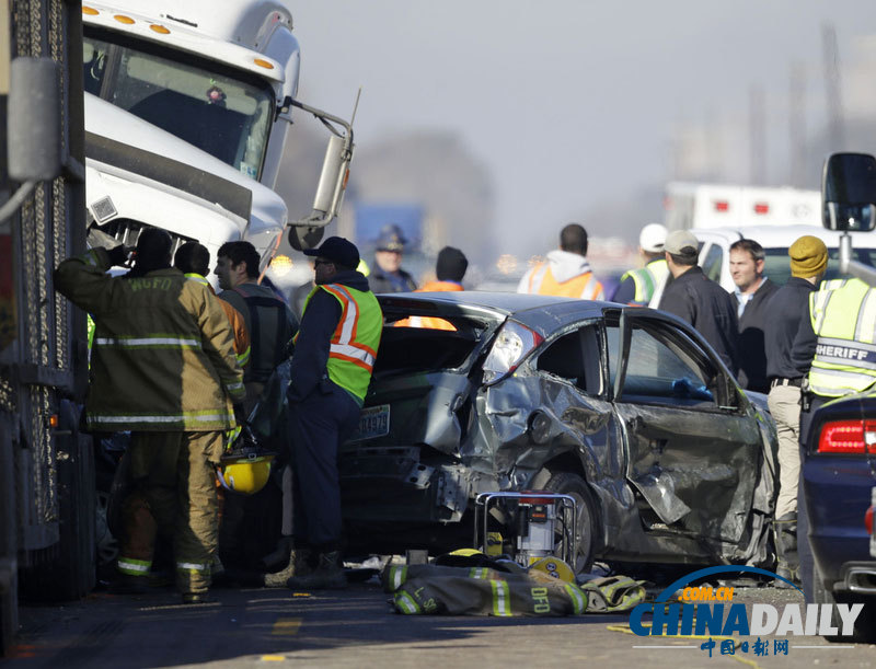 美國(guó)因大霧21輛車發(fā)生連環(huán)車禍 致1死6傷