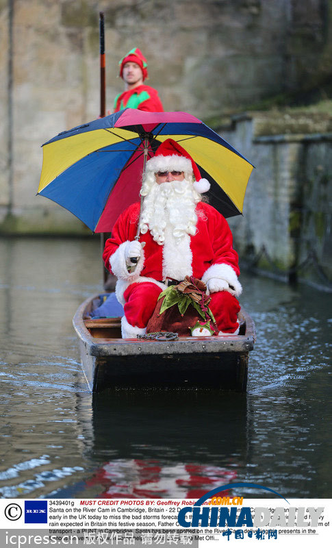 圣誕老人出行工具五花八門(mén) 康橋泛舟遞送禮物別出心裁