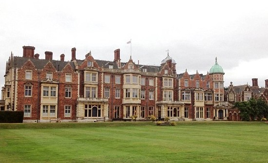 英女王莊園住房捉襟見肘?王室成員將住傭人房過圣誕