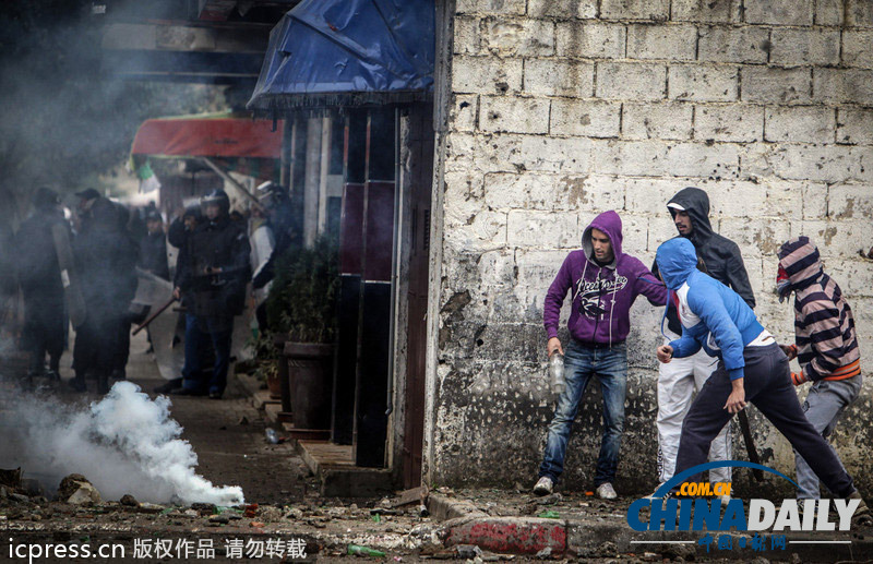 為爭住房惹禍端 阿爾及利亞民眾與警察發生激烈沖突