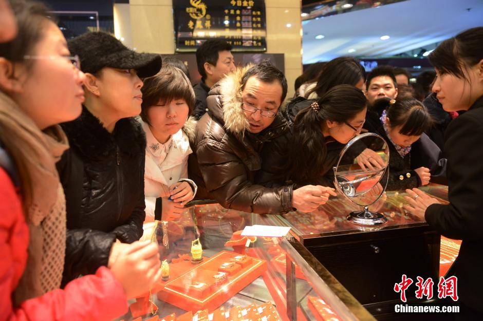圣誕節(jié)中國(guó)多地黃金價(jià)格再降 民眾蜂擁搶購