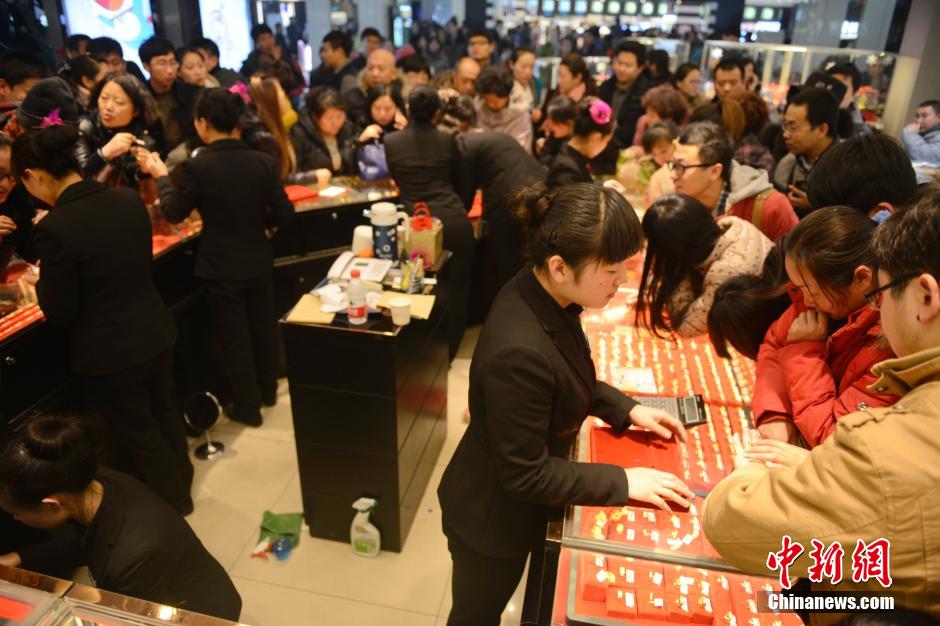 圣誕節(jié)中國多地黃金價(jià)格再降 民眾蜂擁搶購