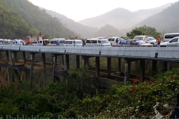 圖:泰國客車墜峽谷數(shù)十人死傷 司機疑疲勞駕駛