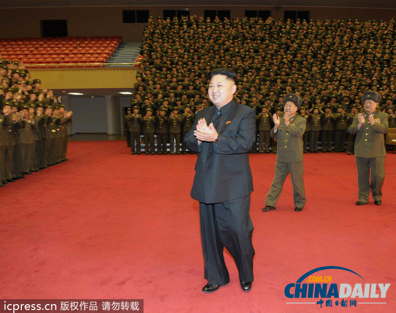 金正恩罕見公開場合抽煙 觀看朝鮮士兵武術(shù)訓(xùn)練