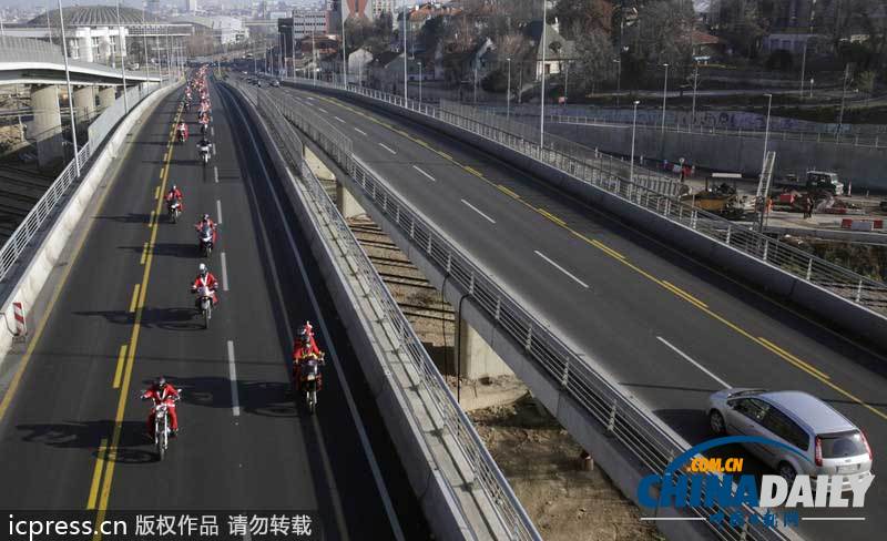 百名圣誕老人機(jī)車大游行 為兒童送禮物異常拉風(fēng)