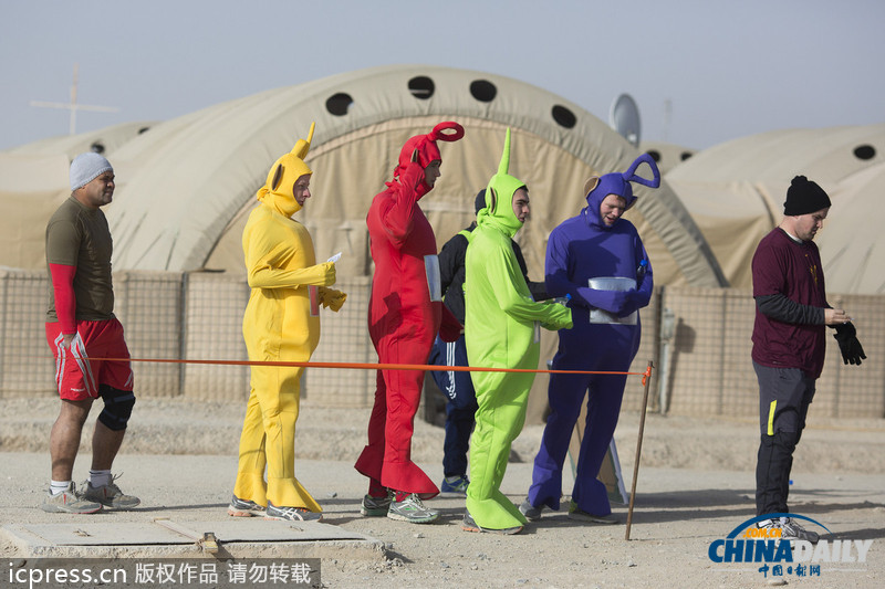超人、天線寶寶齊上陣：駐阿英軍奇裝賽跑迎新年