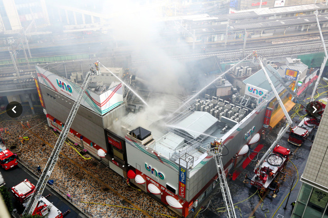 東京地鐵站附近發(fā)生大火 已燒毀4棟建筑物(圖)