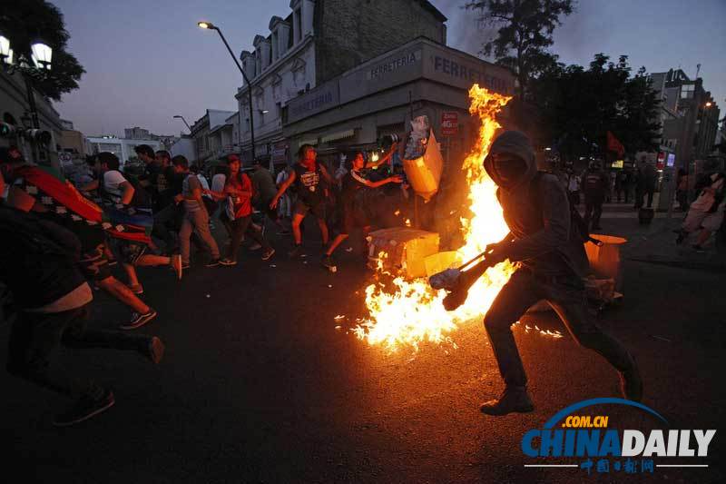智利抗議者焚燒路障 紀(jì)念土著居民遭警察射殺六周年