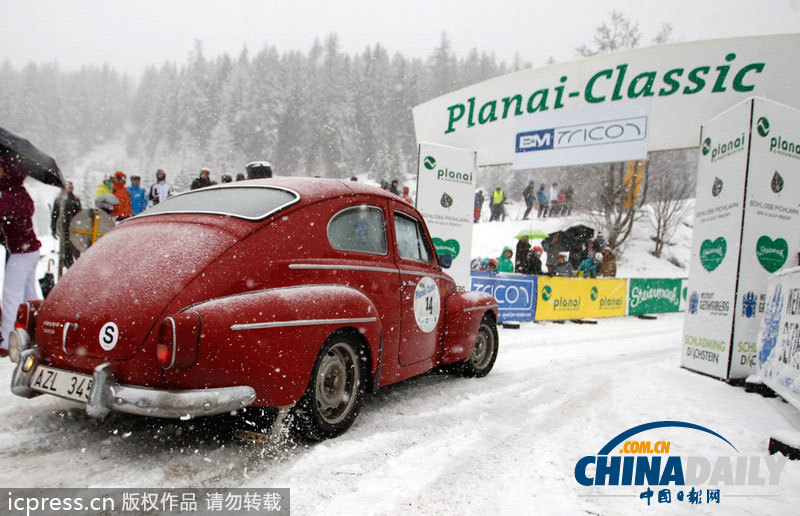 2014普拉耐經(jīng)典賽開(kāi)幕 百歲老爺車暴雪中前行