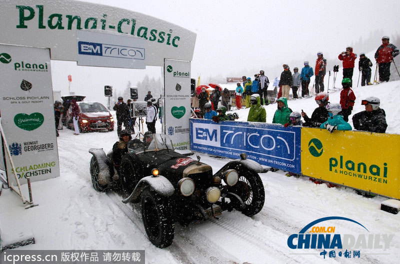 2014普拉耐經(jīng)典賽開(kāi)幕 百歲老爺車暴雪中前行