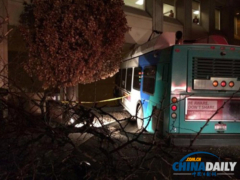 美國一公交車撞進建筑停車場 懸掛半空驚險嚇人