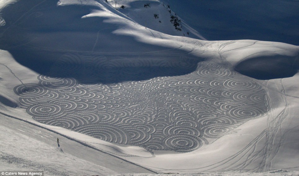 英國藝術(shù)家僅用指南針 在雪地上走出嘆為觀止作品