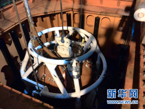 中國(guó)首次人工潛入300米深海“龍宮”探摸成功