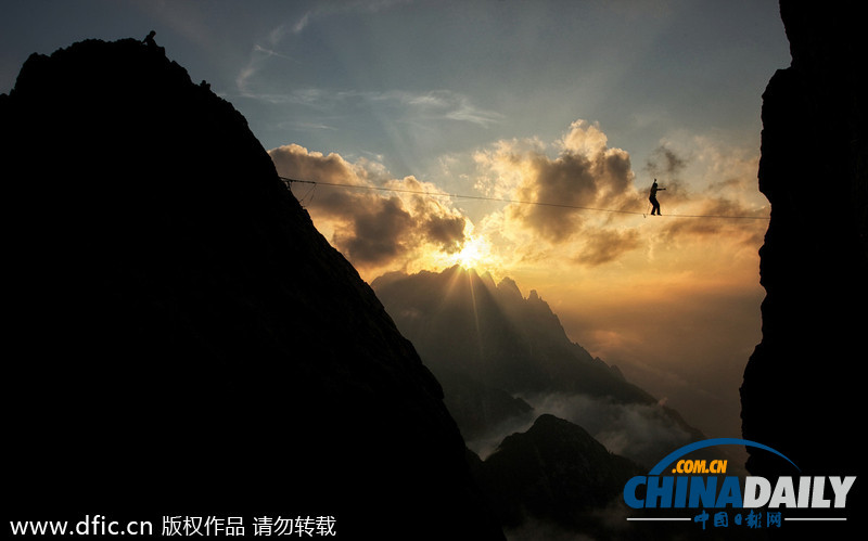 勇者橫跨奧地利山脈 無懼高空悠然表演特技