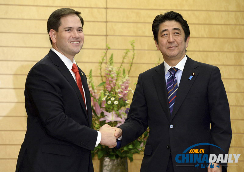 美參議員訪日 安倍“點(diǎn)頭哈腰”請其入座 
