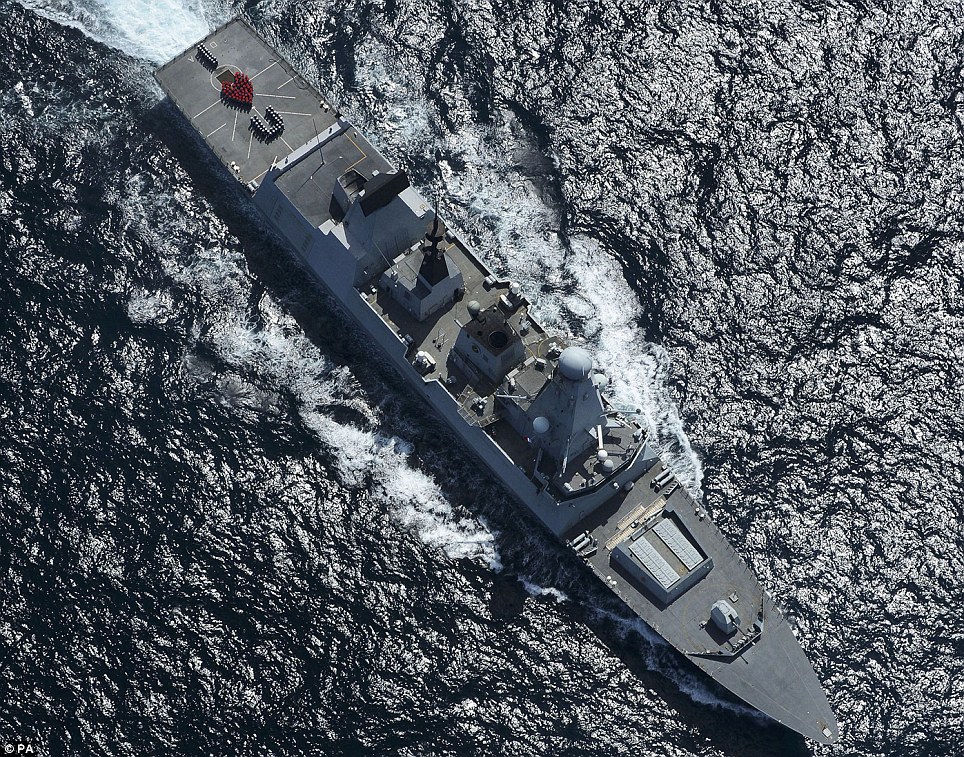 浪漫情人節(jié)：英國(guó)皇家海軍船員甲板上拼“我愛(ài)你”