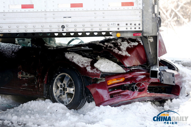 美車輛連環相撞致多車報廢場面慘烈 或因路滑引起