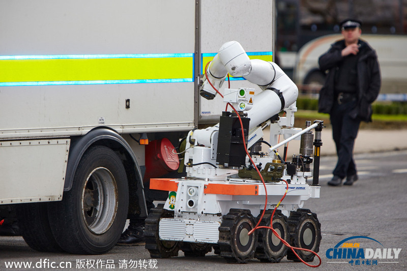 牛津大學征兵辦收到疑似炸彈包裹 英國軍方出動機器人排爆