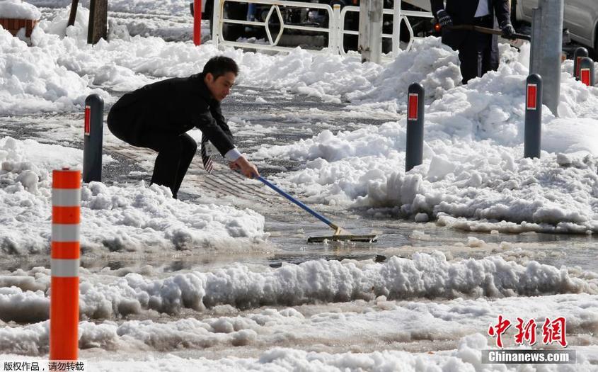 日本關(guān)東遭遇暴雪 路面積雪嚴重交通混亂