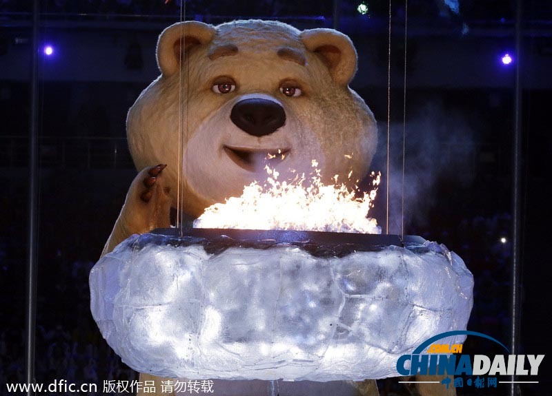 索契冬奧會閉幕式：吉祥物吹滅圣火