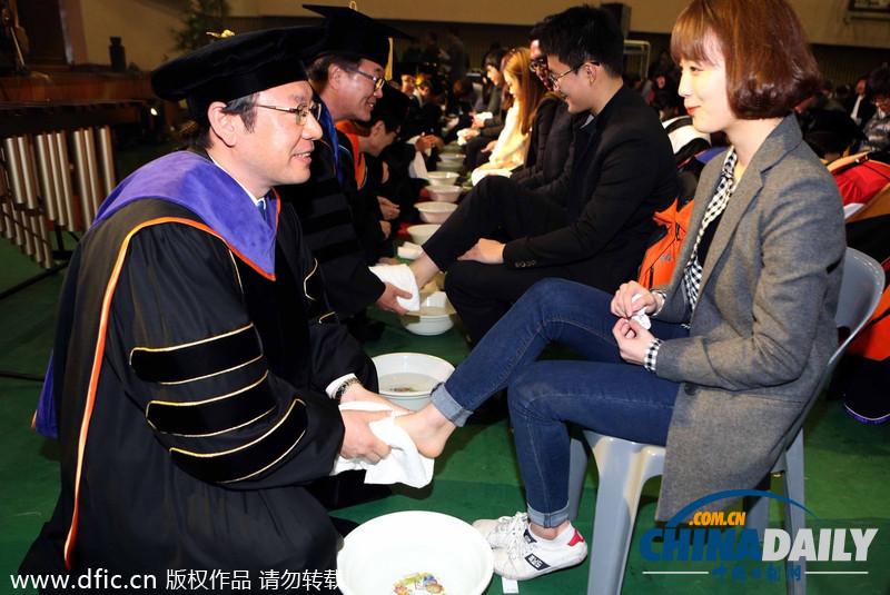 韓國大學校長教授為學生集體洗腳表達關愛(圖)