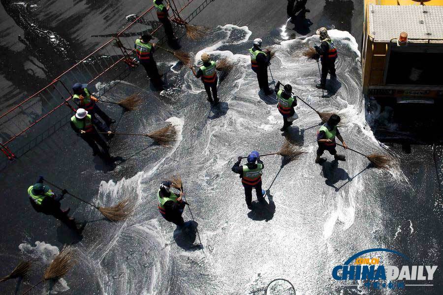 泰國“封鎖曼谷”行動結(jié)束 工人沖刷街道“掀巨浪”