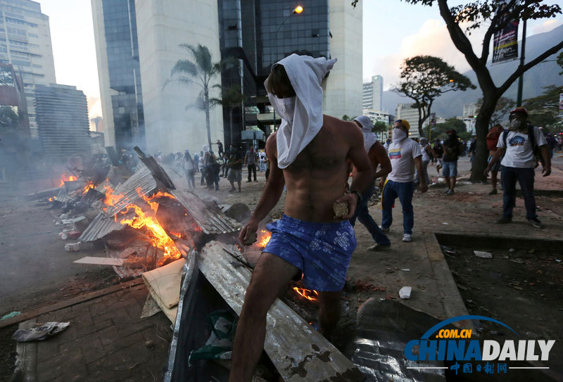 委內(nèi)瑞拉示威者與防暴警察沖突 焚燒馬杜羅假人