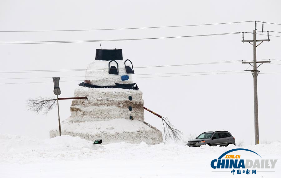 美國農民堆出15米高雪人 引游客駐足留念