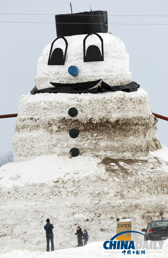 美國農民堆出15米高雪人 引游客駐足留念