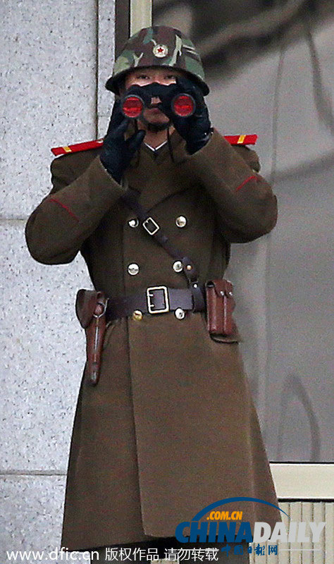 朝韓邊境板門店 朝鮮士兵舉望遠鏡向外張望