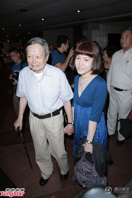 91歲楊振寧攜36歲妻子亮相十指緊扣秀恩愛甜蜜