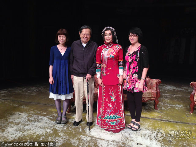 91歲楊振寧攜36歲妻子亮相十指緊扣秀恩愛甜蜜