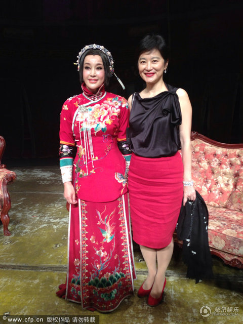 91歲楊振寧攜36歲妻子亮相十指緊扣秀恩愛甜蜜