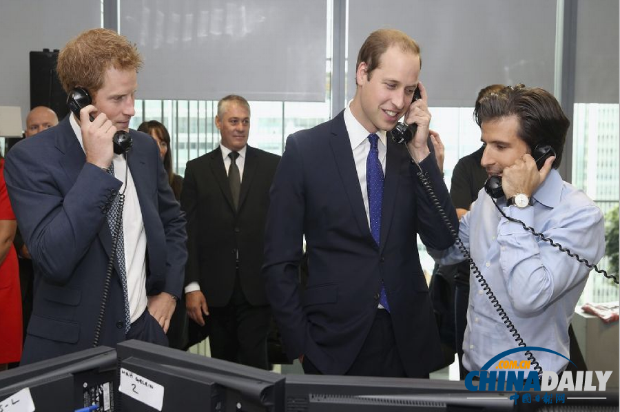 威廉哈里王子參加慈善日活動(dòng) 接電話(huà)客串股票交易員