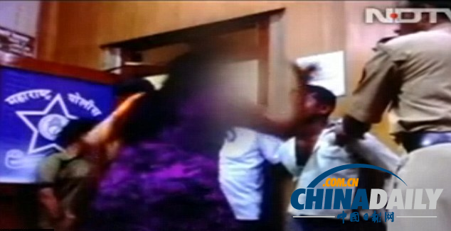 印度女護士火車上險被強奸 警察局內(nèi)狠摑嫌犯（圖）