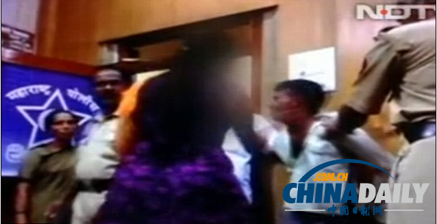 印度女護士火車上險被強奸 警察局內狠摑嫌犯（圖）
