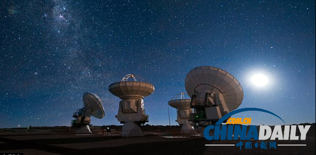 望遠鏡陣列拍到宇宙震撼一幕：超級黑洞吞噬巨量物質