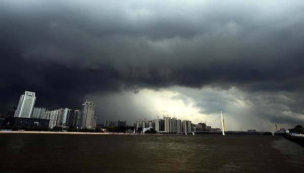 Typhoon Chanthu kills two, affects 1m people