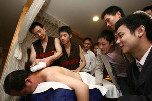 上千北京在校大學生應聘搓澡工