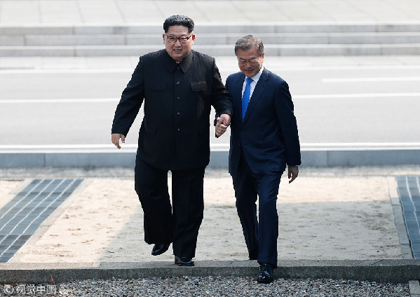 歷史時(shí)刻！金正恩跨過“三八線”與文在寅握手，還帶上了冷面！