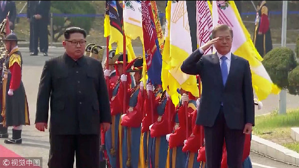 歷史時(shí)刻！金正恩跨過“三八線”與文在寅握手，還帶上了冷面！