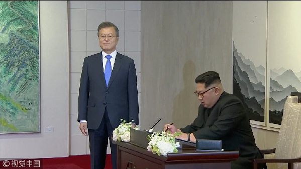 歷史時(shí)刻！金正恩跨過“三八線”與文在寅握手，還帶上了冷面！