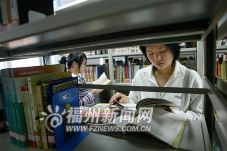 一高校貧困女生靠撿破爛來維持學業(yè)