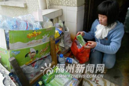 一高校貧困女生靠撿破爛來維持學業(yè)