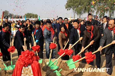 成龍在河北捐建小學(xué) 與學(xué)生共吃盒飯