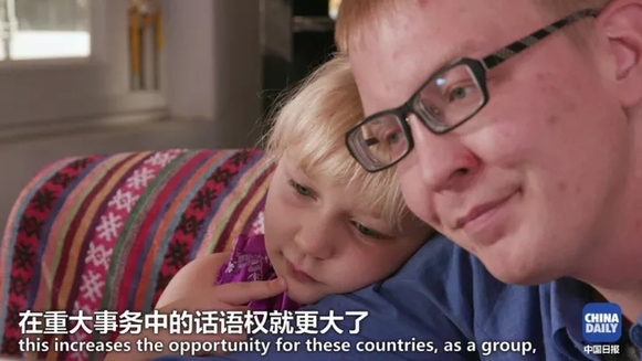 萌娃抱著地球儀，開(kāi)始思考中國(guó)在世界上起了什么作用丨艾瑞克的小課堂