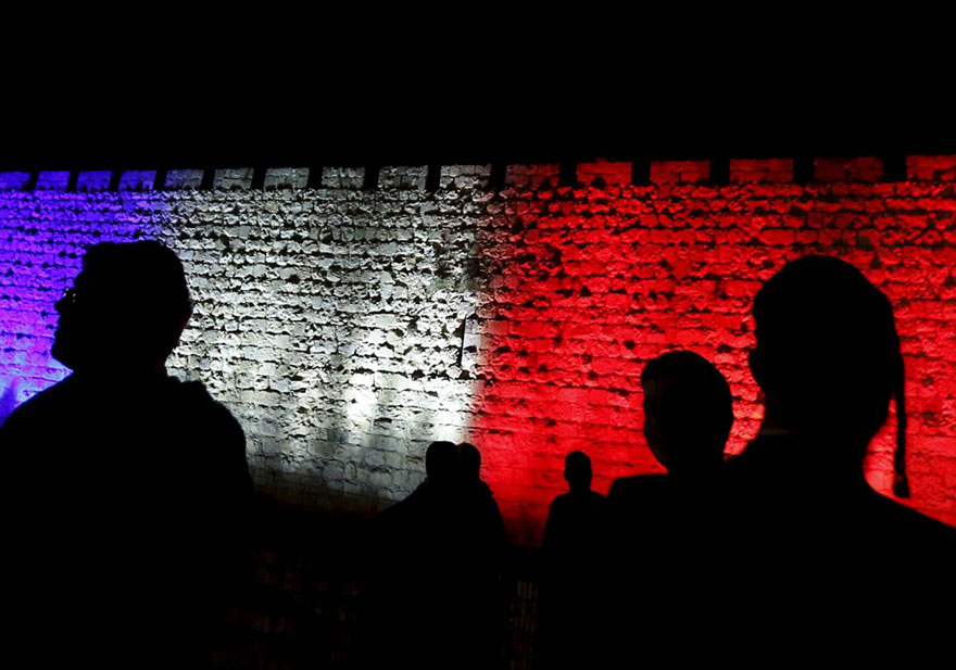 各國哀悼巴黎恐襲 地標(biāo)亮“法國色”