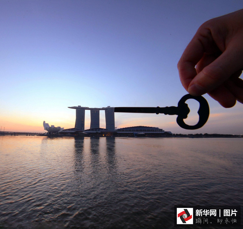 藝術家剪紙錯位攝影 度假勝地變創(chuàng)意作品趣味十足（組圖）
