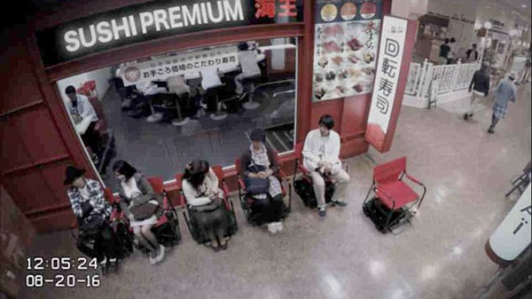 再也不用站到腳酸！日本智能椅子自動幫你排隊