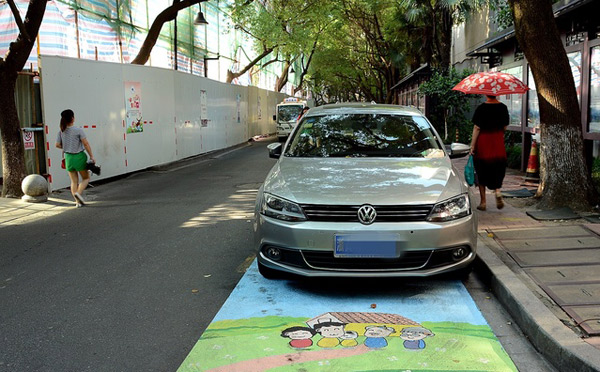 杭州某小區(qū)推“孝心車位”，回家看老人停車可免費(fèi)